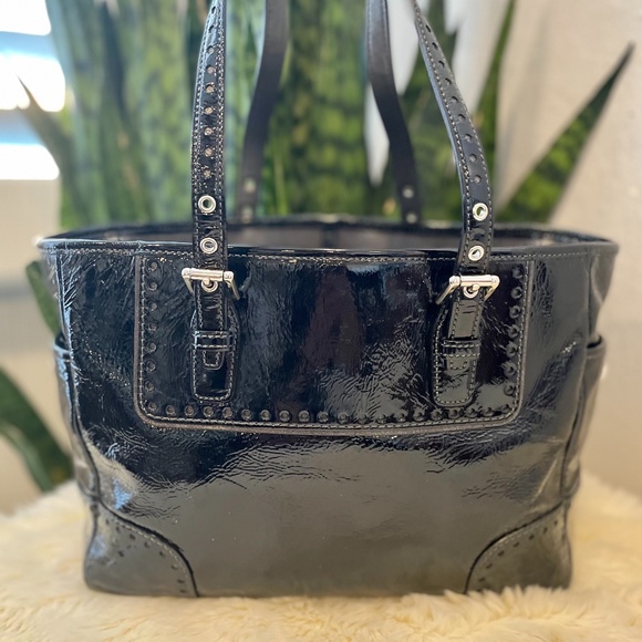 ⛔️SOLD⛔️Coach Black Patent Leather Tote - Picture 2 of 9